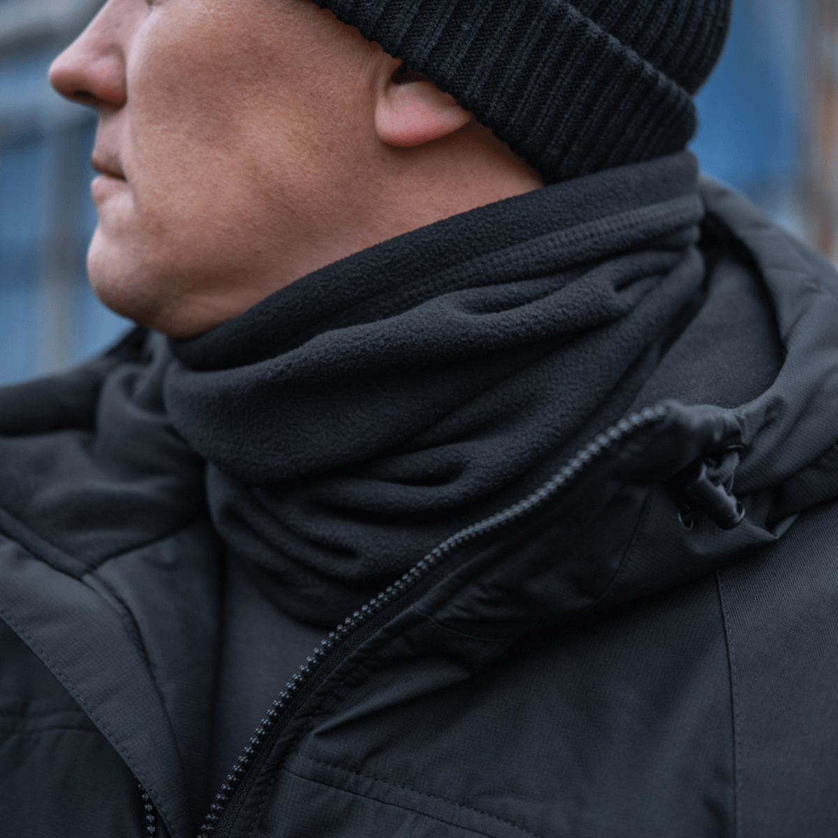 M-Tac Fleece Neck Gaiter med Snor til koldt vejr, justerbar og alsidig halsedisse i sort fleece, beskytter mod frost og vind.