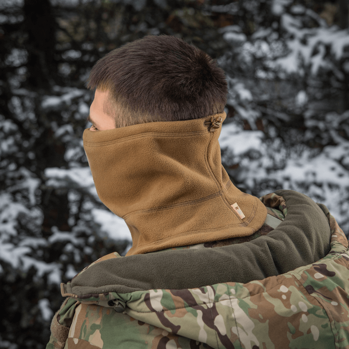 Person iført M-Tac Anatomisk Snood Justerbar Elite Fleece (320 g/m²) i natur, designet til kulde og vindbeskyttelse.