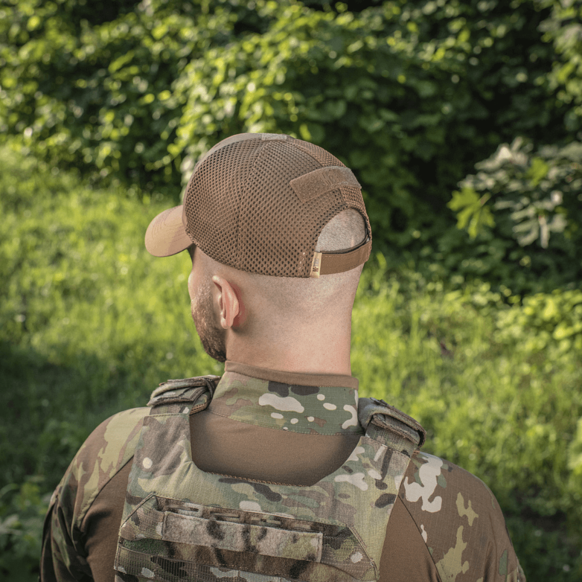 Mand iført M-Tac Baseball Cap Ripstop Elite Flex, set bagfra i naturligt miljø