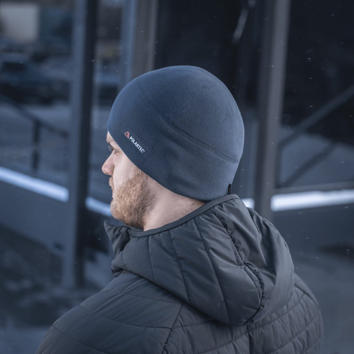Mand bærer M-Tac Fleece Watch Cap Light Polartec i vintervejr