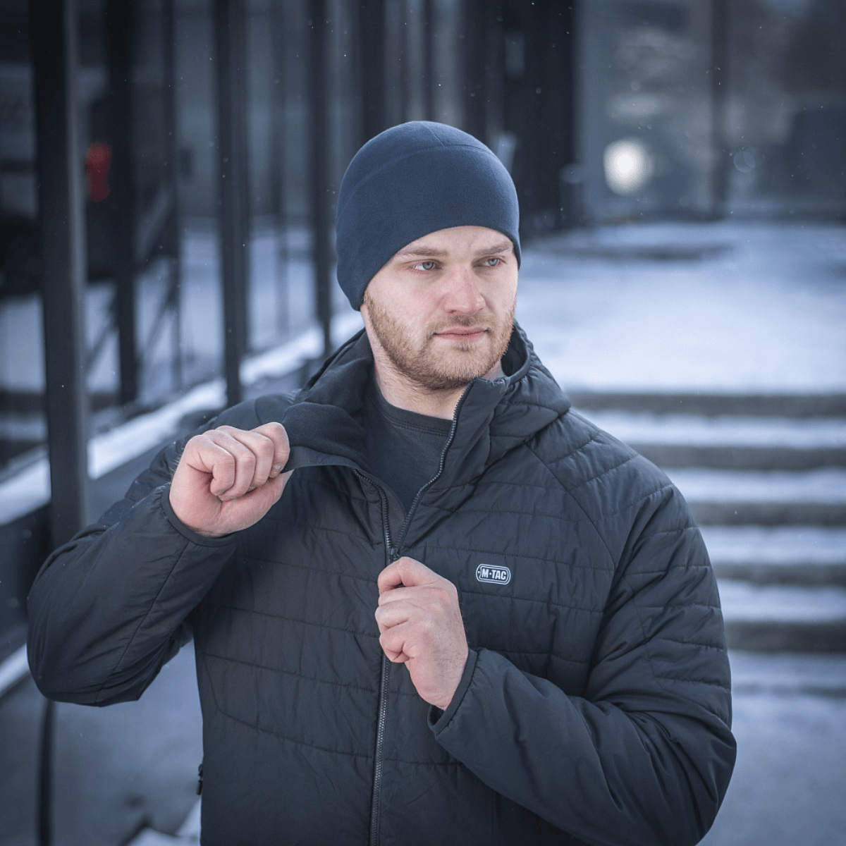 Mand iført M-Tac Fleece Watch Cap Light Polartec hue om vinteren