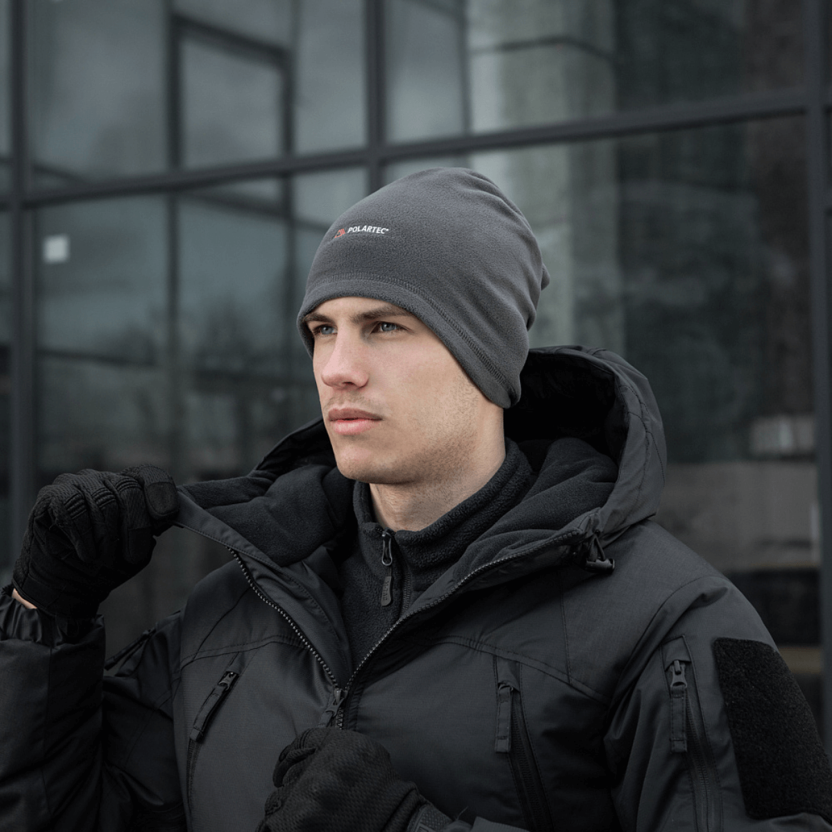 Mand iført varm jakke og hue i gråt vejr. Perfekt til koldt vejr. M-Tac Polartec Lang Tubehalstørklæde.