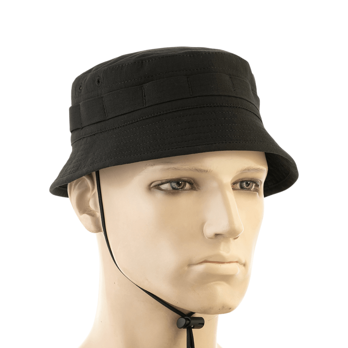 Mand iført M-Tac Panamahat Gen. II Summer Flex, sort hat med kort skygge, ideel til sommervejr med solbeskyttelse.