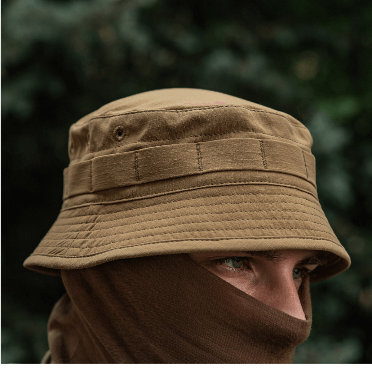 M-Tac Panamahat Gen. II Summer Flex, brun panamahat med semi-rigid skygge, ideel til sommergebrug med solbeskyttelse, set på model.