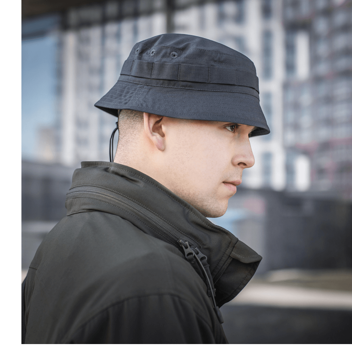 M-Tac Panamahat Gen. II Flex Rip-Stop i sort på en mand i bymiljø