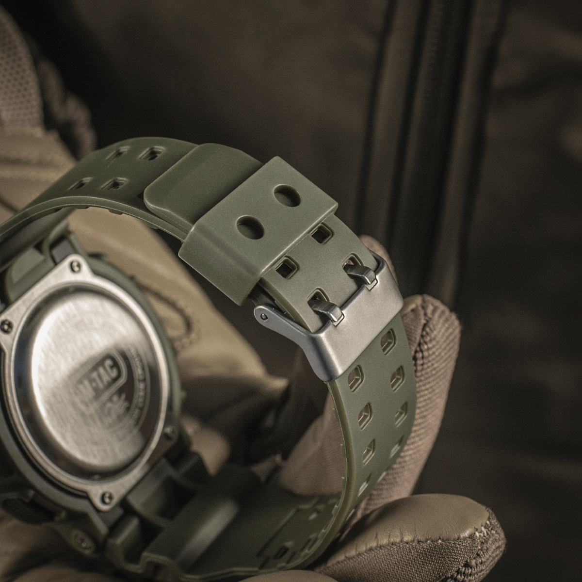 M-Tac Sport Ur med robust urkasse og sort silikonerem, ideel til outdoor-entusiaster og sportsfolk. Vandafvisende ur i praktisk design.