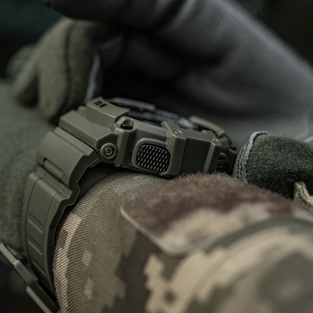 M-Tac Tactical Ur med Kompas 2233 i slidstærkt design til outdoor og taktisk brug, med kompas, LED-baggrundsbelysning og alarmer.