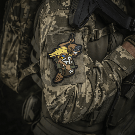 M‑Tac Patch Baba-Yaga Vertical på kamouflagejacka, inspirerad av ukrainska UAV-operatörer, visar Baba Yaga med nattkikare och granater.