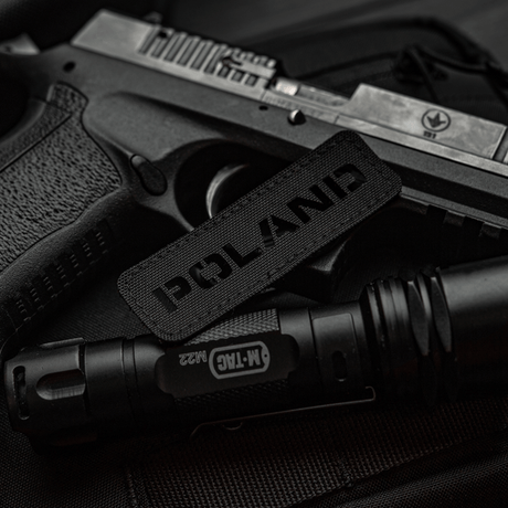 M‑Tac Patch Poland End-to-End 25x80 i Cordura 500D med velcrofäste och laserskuren design, visad tillsammans med svart utrustning.