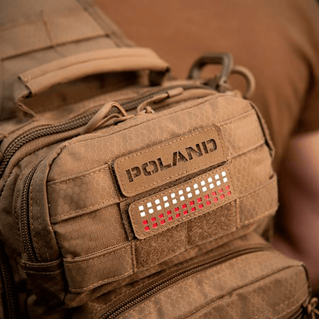 M‑Tac Patch Poland End-to-End 25x80 på ryggsäck i slitstarkt Cordura med velcrofäste, laserskuren inskription, 25x80 mm.
