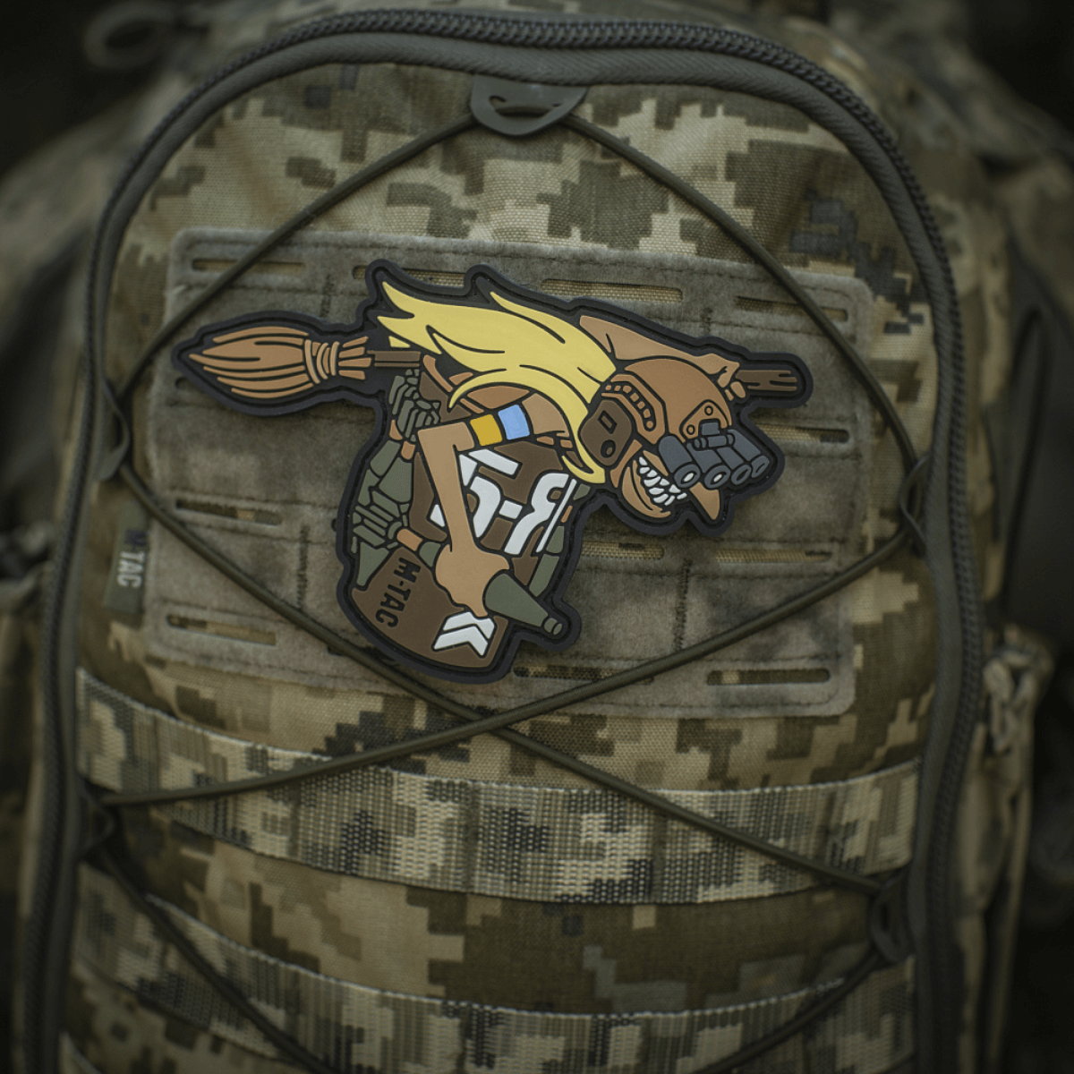 M‑Tac Patch Baba-Yaga Horizontal på camouflagerygsæk, med 3D-design af Baba Yaga med natkikkert og granater. PVC-materiale, 9x13,5 cm.