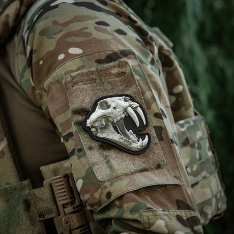 M‑Tac Patch Old Tiger med tigerkranium-design i 3D på kamouflagejacka, symboliserar mod bland ukrainska soldater. Dimension: 8x6,5 cm.