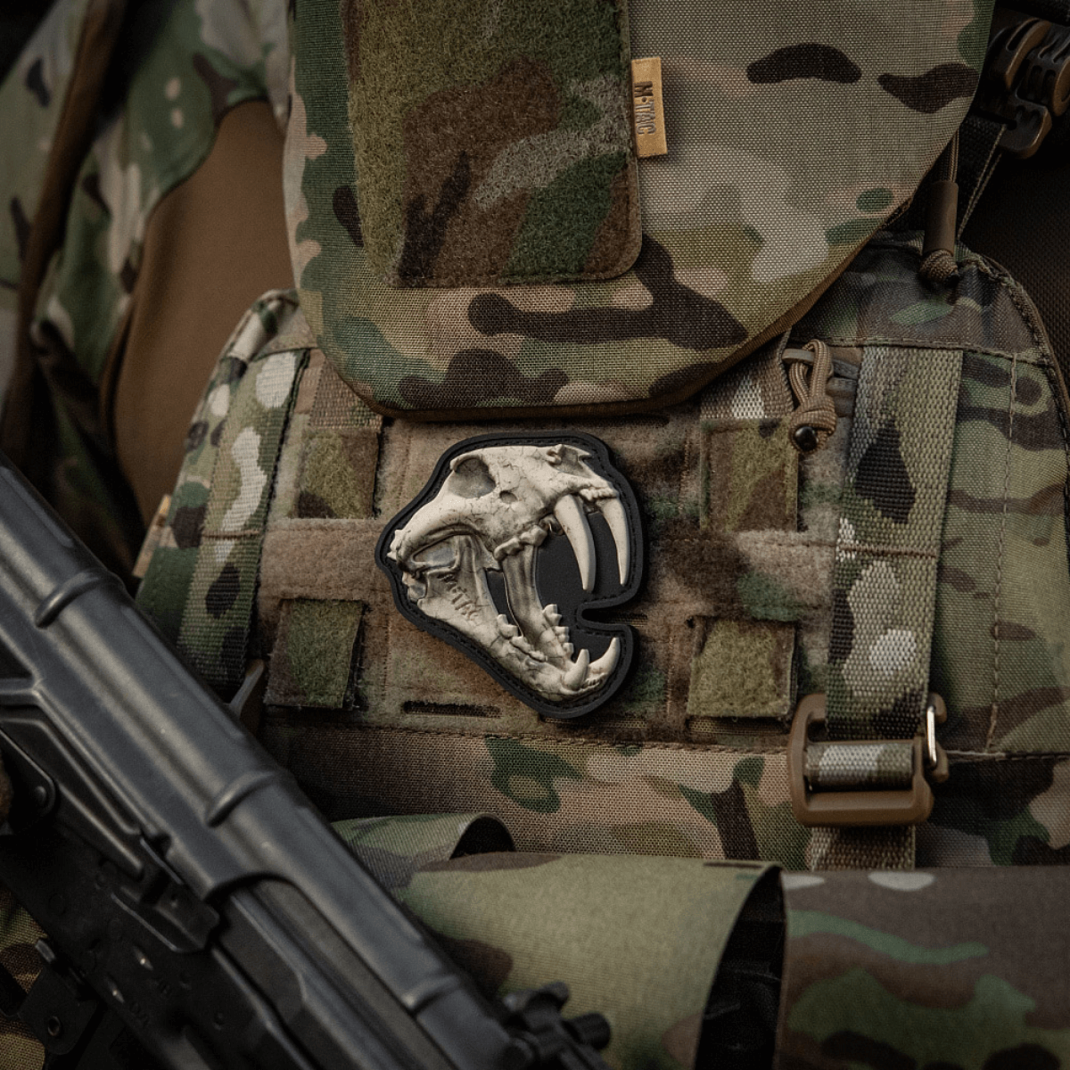 M‑Tac Patch Old Tiger på camouflageuniform, PVC-materiale, 3D-effekt, tigerkranium design, symbol på mod og erfaring, dimensioner 8 x 6,5 cm