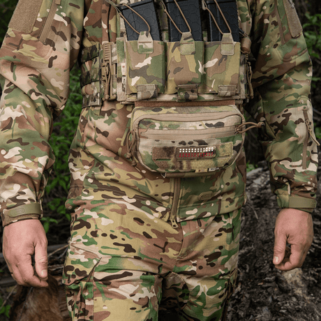 M-Tac Patch Flag 25x80 Mini Squares monterad på taktisk militärklädsel i kamouflage.