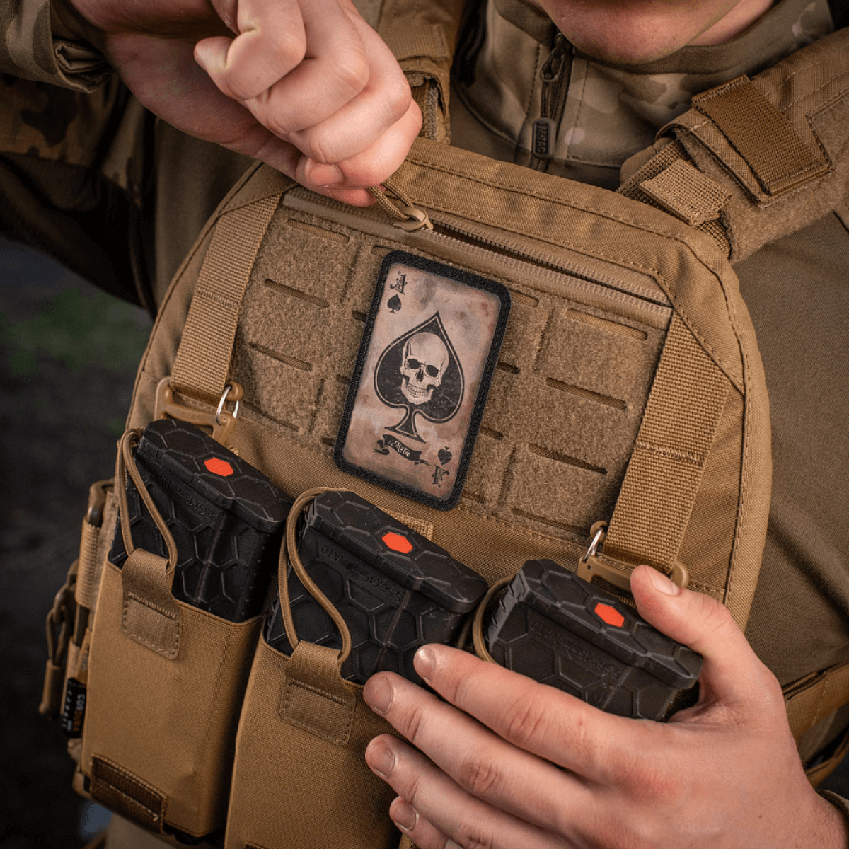 M-Tac Patch Ace of Spades - morale patch med spar es og kranie, vintage stil, påmonteret på taktisk gear, lavet af Cordura 500D.