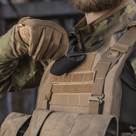 Soldat med M-Tac Spartan Hjelm Patch på väst, visar tapperhet och styrka, gjord av Cordura 500D för hållbarhet, 70x80 mm med Velcro.