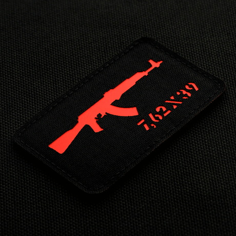 M-Tac AKM 7,62x39 Laser Cut Patch med rødt design, lavet af holdbar Cordura 500D, perfekt til taktisk brug på tøj og udstyr.