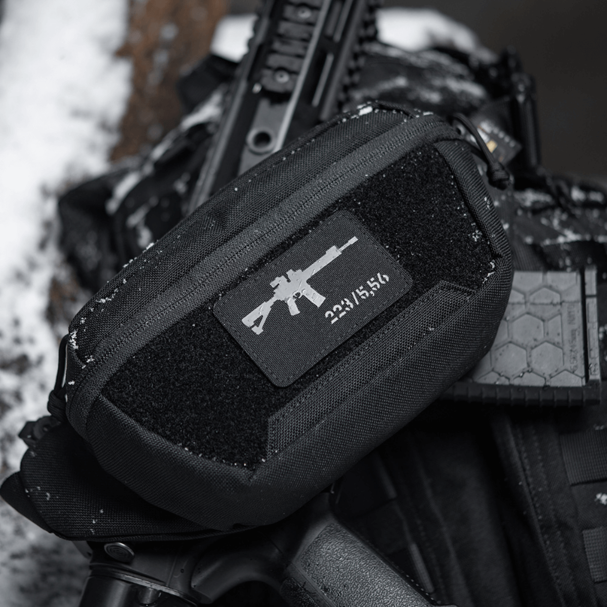 M-Tac AR-15 223/5,56 Laser Cut Patch på sort taske, taktisk Velcro moralemærke, slidstærkt Cordura 500D materiale.