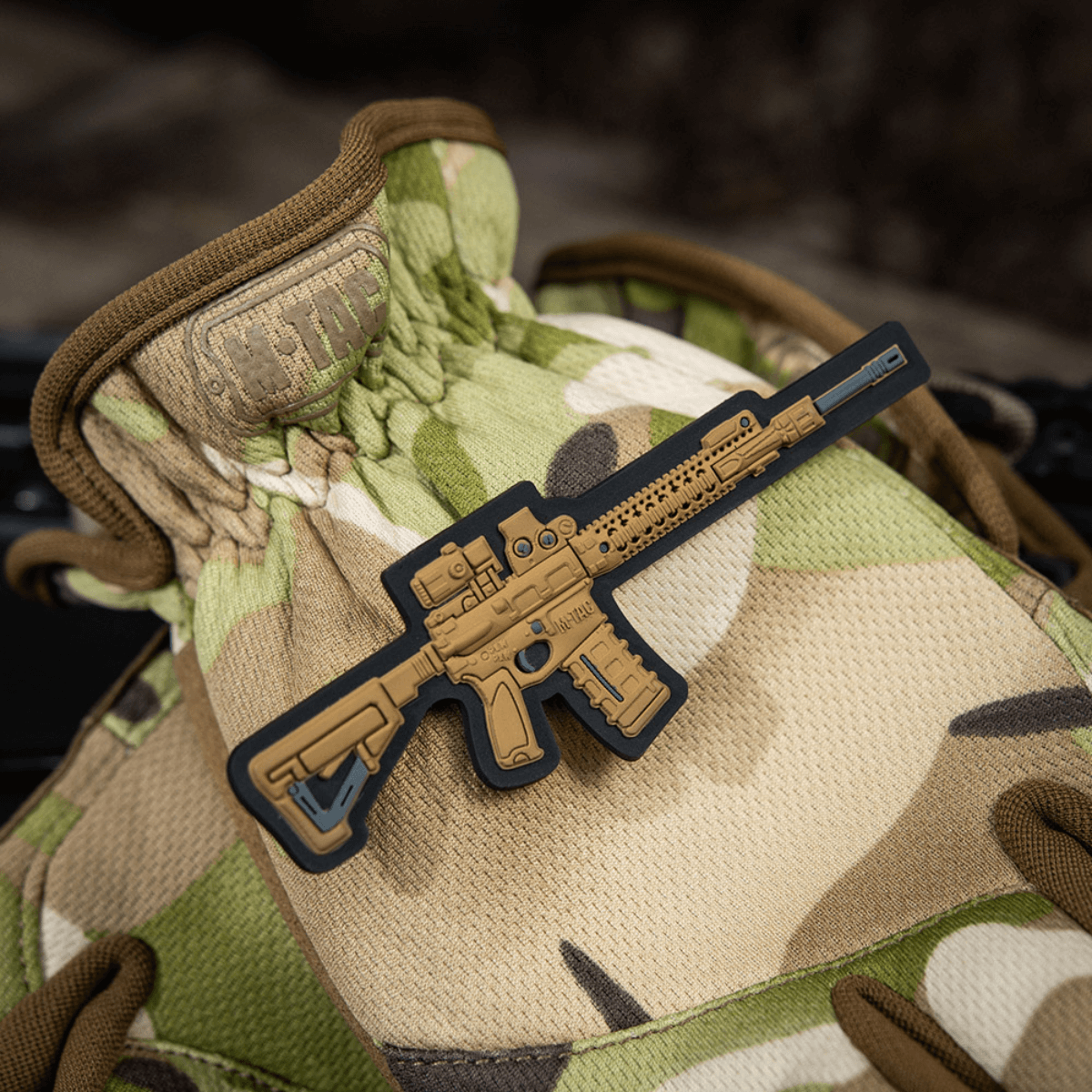 M-Tac AR-15 3D PVC Patch monteret på camo-rygsæk, taktisk moralepatch til AR-15 entusiaster, PVC materiale, slidstærk og holdbar.