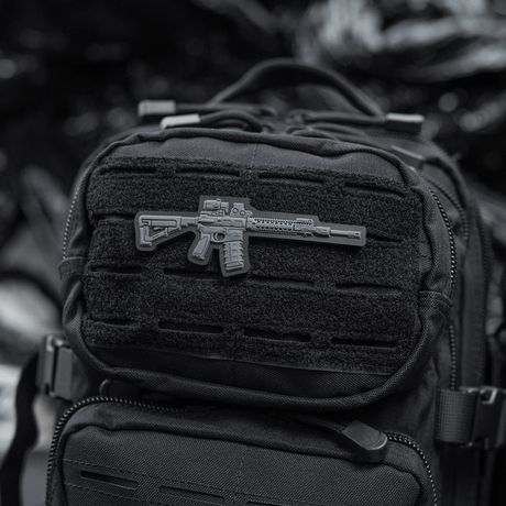 M-Tac AR-15 3D PVC Patch på rygsæk, taktisk morale patch med Velcro, slidstærk til udendørs brug og militær.