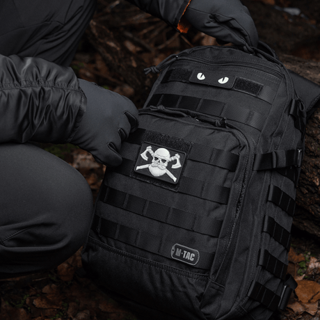 M-Tac Bearded Skull 3D PVC-patch fäst på en svart ryggsäck med Velcro i en taktisk utomhusmiljö.