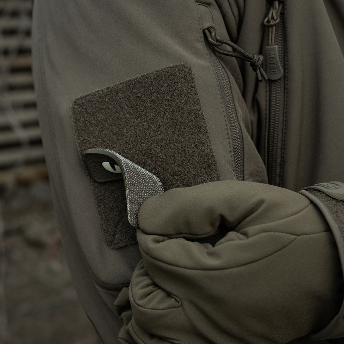 M-Tac Cat Eyes 3D PVC Patch fastgjort til jakkeærme med Velcro, ideel til udendørsaktiviteter og militærbrug, lysreflekterende design.