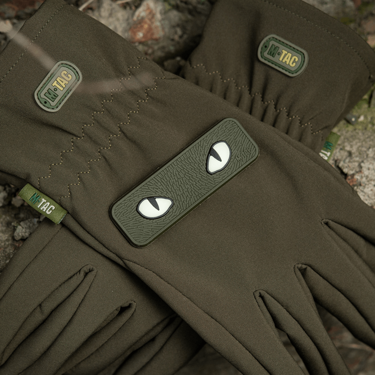 M-Tac Cat Eyes 3D PVC Patch på mørkegrønne handsker med Velcro-fastgørelse, militær og outdoor egnet.