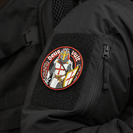 M-Tac Deus Vult 3D PVC-patch fäst på jacka med Velcro, militärt morale-märke med riddarmotiv och texten 'Deus Vult', 80mm diameter.