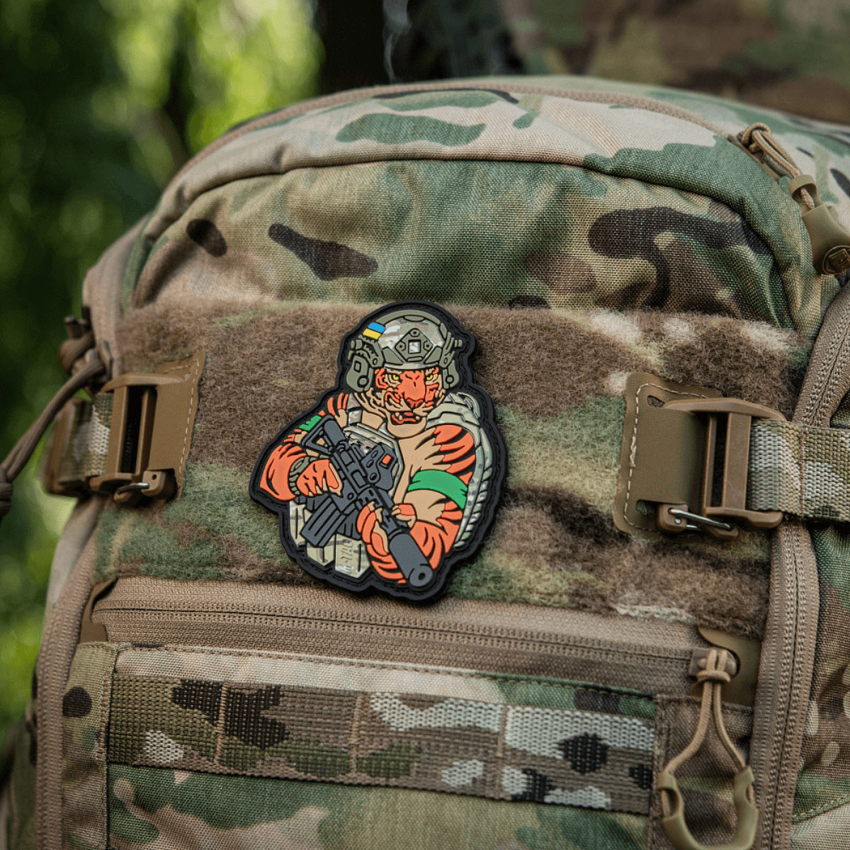 M-Tac Patch Tiger Green Tape PVC på camouflage rygsæk med velcrofæstning, 3D motiv af tiger med AR-15, hjelm og plate carrier.