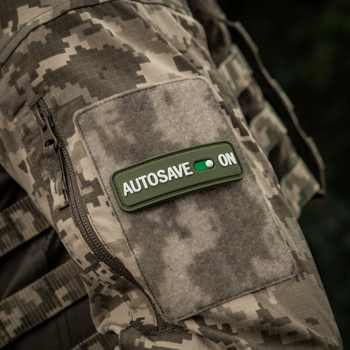 M-Tac Patch Autosave PVC på camouflagejakke, 3D morale patch med fuld farve, perfekt til tøj, rygsæk eller taktisk udstyr.