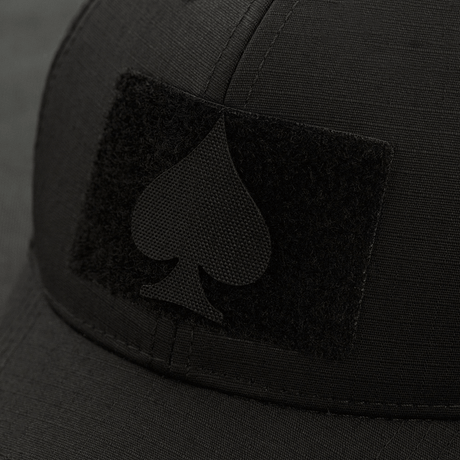 M-Tac Patch Spades Laser Cut fäst på svart keps. Taktisk patch med laserutskuret 'Ace of Spades'-symbol. Perfekt för militärt bruk