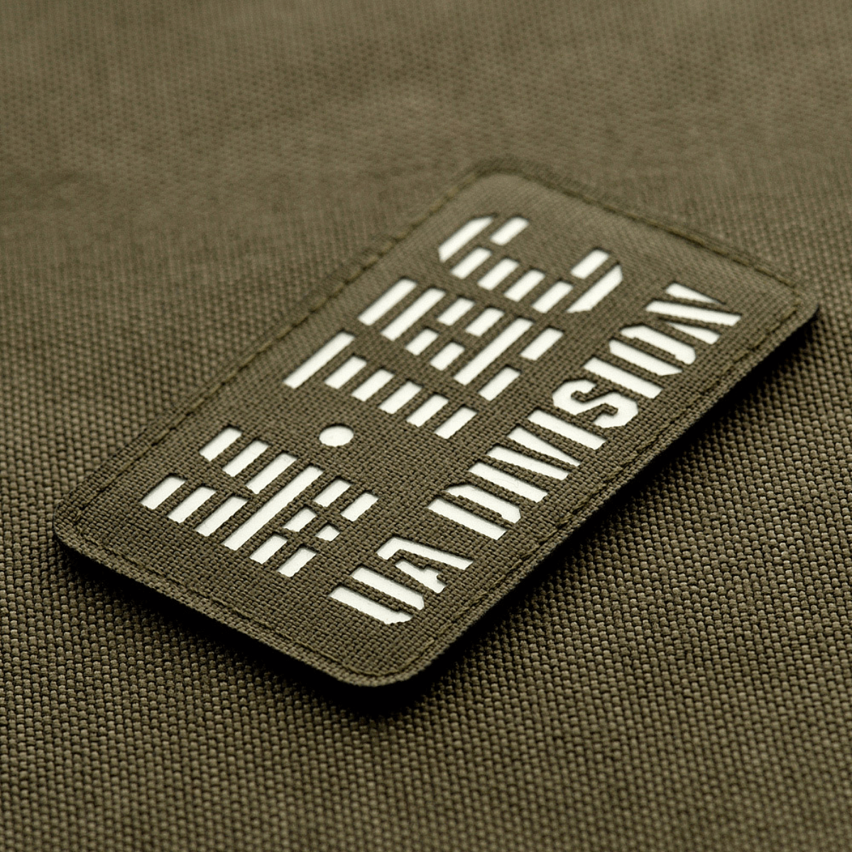 M-Tac Patch UA Division Laser Cut med selvlysende materiale, fastgjort med velcro på Cordura 500D. Størrelse: 80x50 mm.