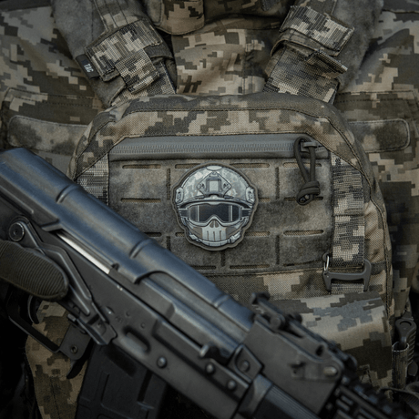M-Tac Patch Emoji #20 på kamouflageväska, 3D PVC morale patch med Velcro, 6.5 x 6.5 cm, roligt taktiskt tillbehör för utrustning.