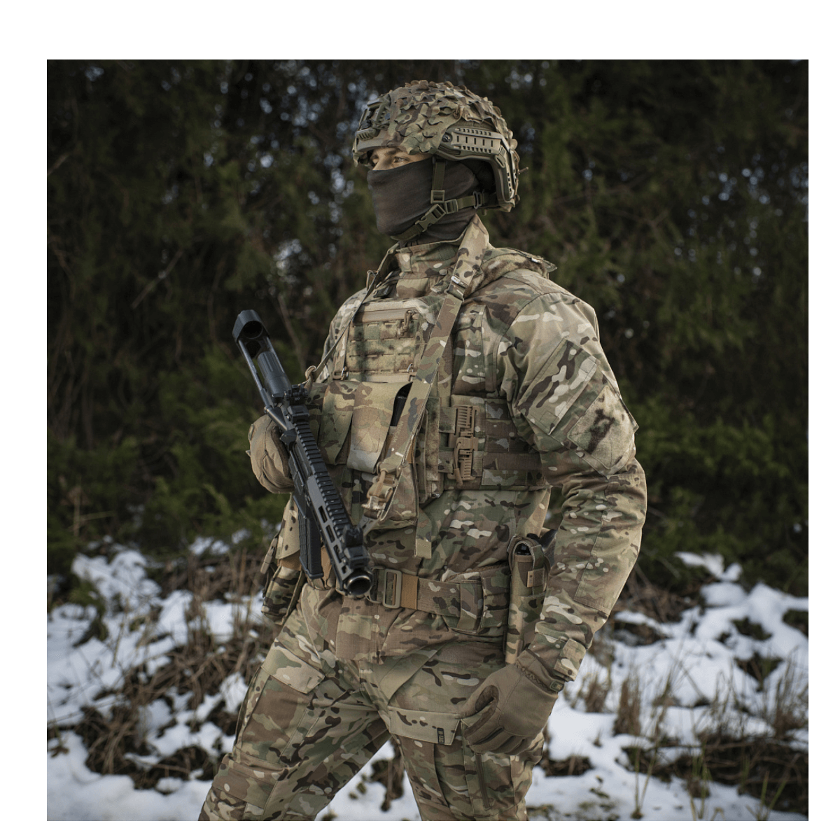 Soldat udendørs iført kamouflageuniform og M-Tac Universal Våbenrem i vinterlandskab.
