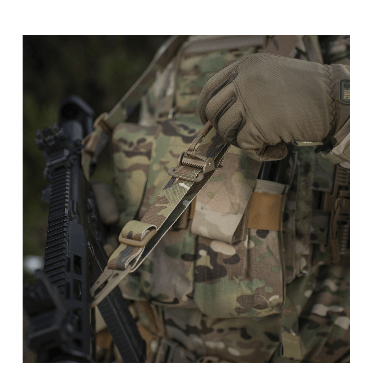 M-Tac Universal Våbenrem med ergonomisk design for komfortabel våbenhåndtering på camouflageudstyr.