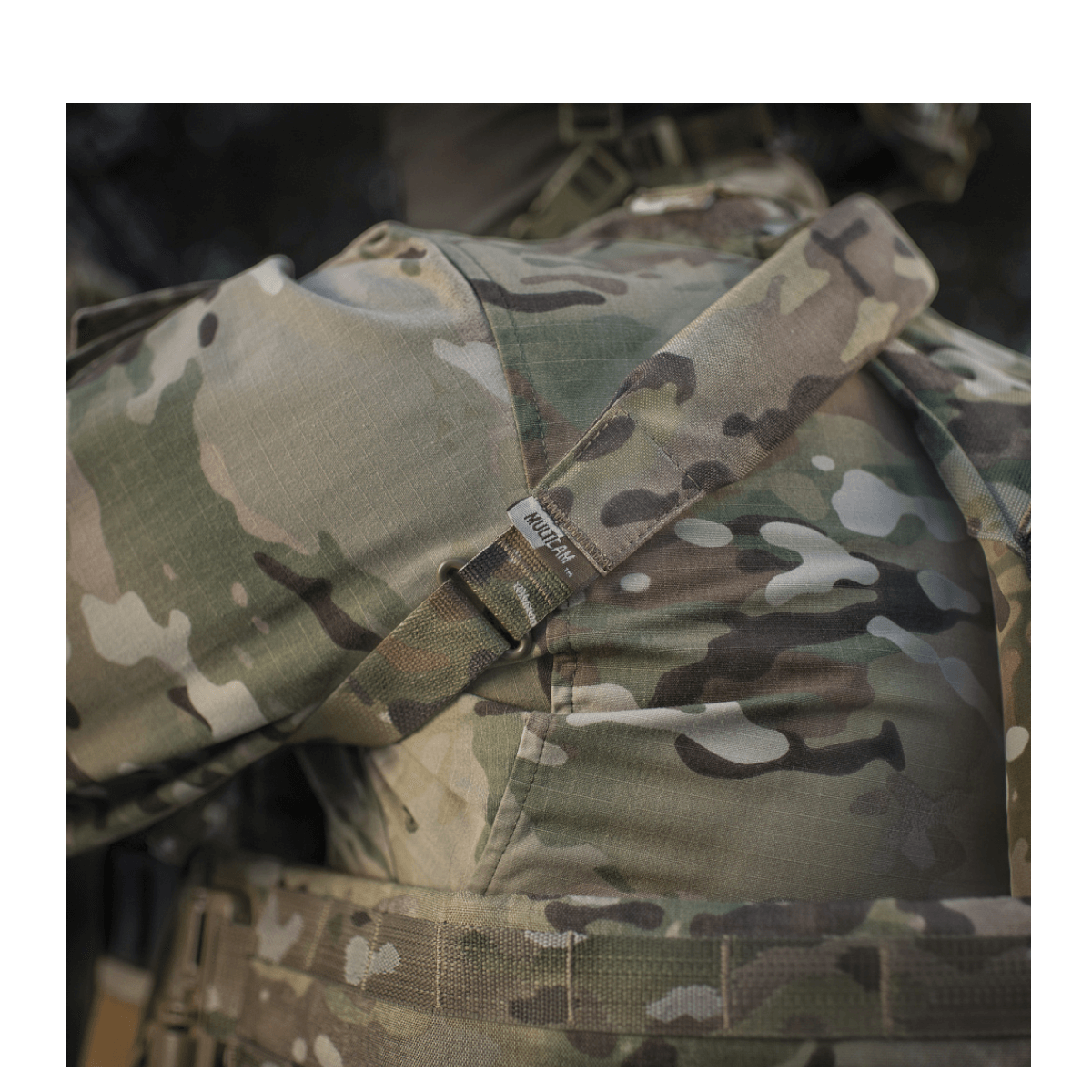 M-Tac Universal Våbenrem på camouflagejakke, sikrer komfort og nem håndtering af gevær eller karabin med to-punkts fastgørelse