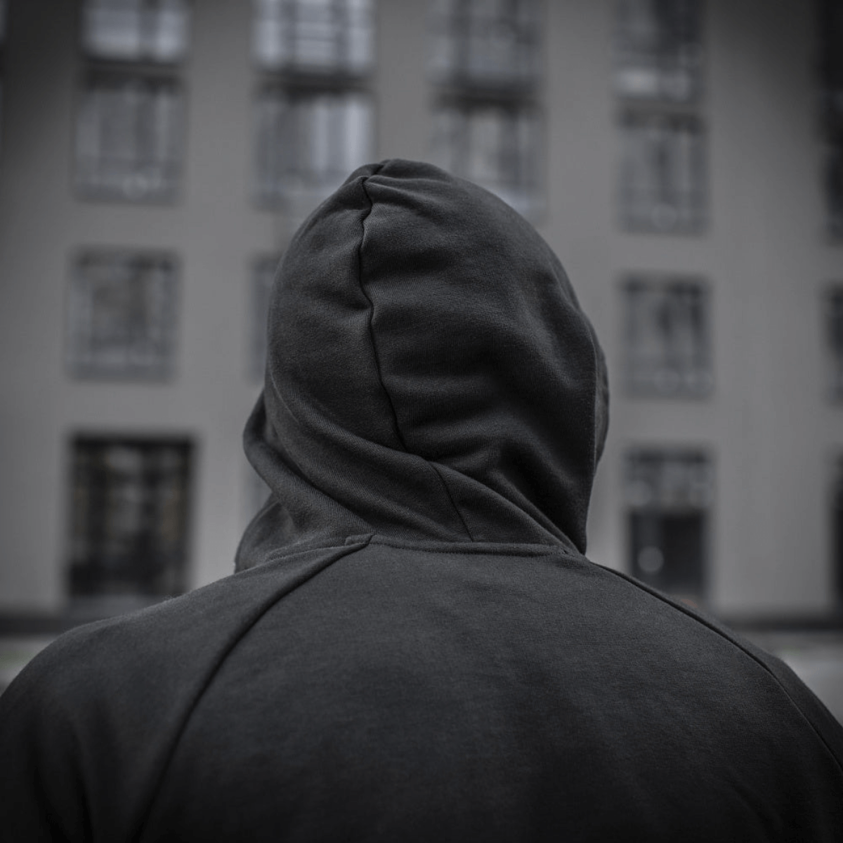 Bagsiden af M-Tac Cotton Raglan Hard Hoodie med stilfulde raglanærmer og hætte, ideel til efterår og vinter udendørs brug.