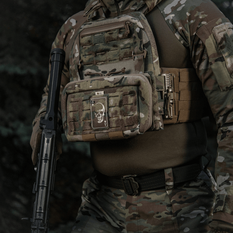M-Tac Patch Face of War (Broderi) i Cordura 500D med kraniemotiv på spader ess-kort, fäst på taktisk väst.