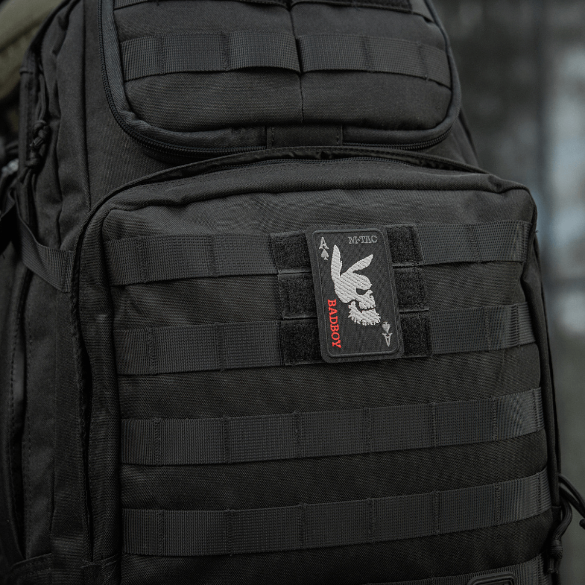 M-Tac Patch Bad Boy (Broderi) med ace of spades motiv på rygsæk i Cordura 500D, symboliserer frihed og mod. Fastgøres med Velcro.