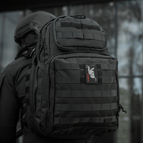 M-Tac Patch Bad Boy (Broderi) fäst på en svart taktisk ryggsäck, visar spader ess-motiv med kaninkranium.