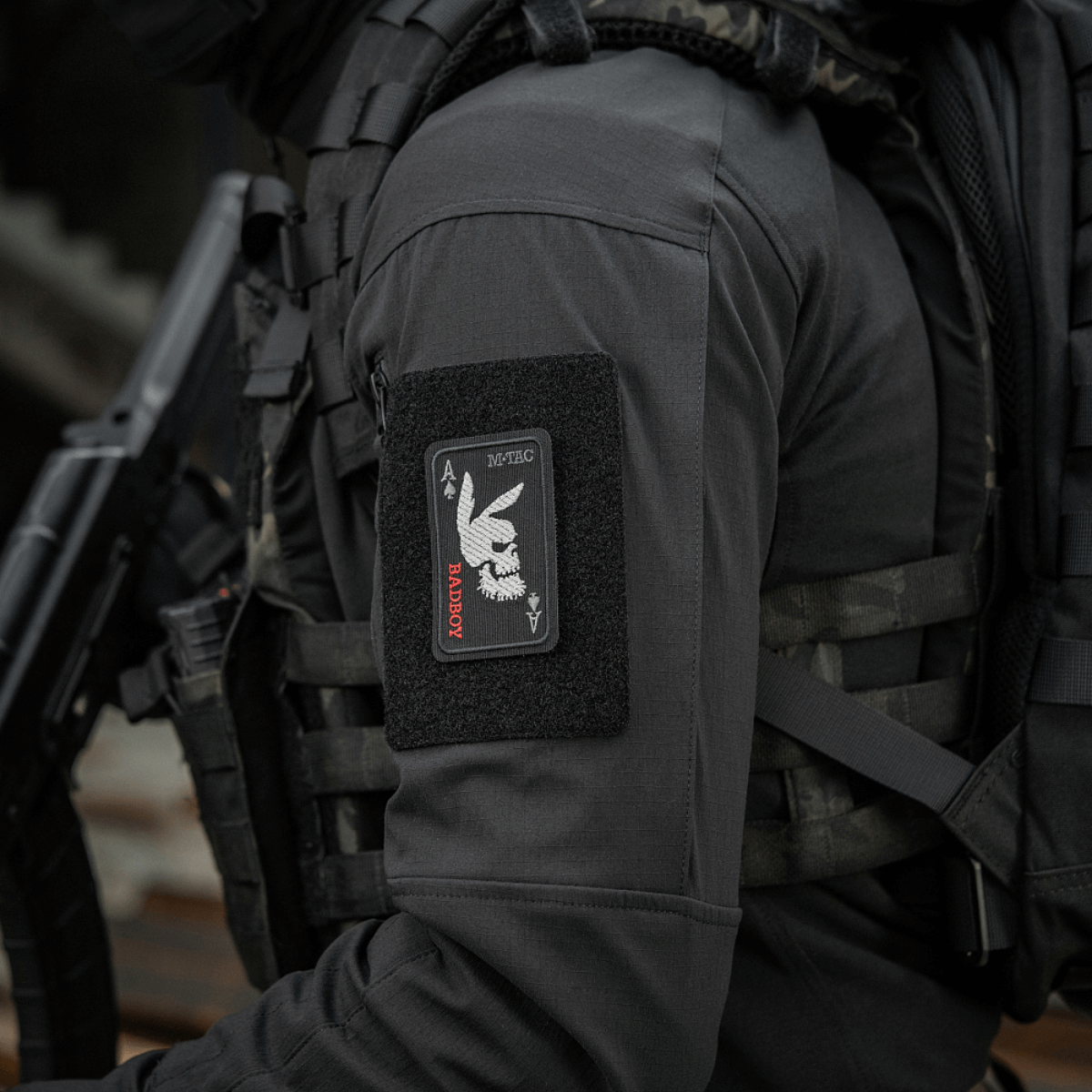 M-Tac Patch Bad Boy (Broderi) med ace of spades broderet design, symboliserer karisma og mod, fastgjort på sort jakke med Velcro.