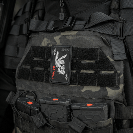 M-Tac Patch Bad Boy (Broderi) fäst på taktisk väst med spader ess-motiv och brutalt kaninkranium, Cordura 500D, 8 x 5 cm.