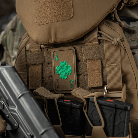 M-Tac Patch Lucky Card (Broderi) med klöverblad, monterad på taktisk väst. Cordura 500D-material, tålig för kläder och väskor. Velcro-fäste.
