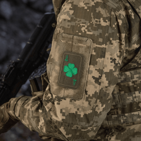 M-Tac Patch Lucky Card (Broderi) på kamouflageuniform, klöverblad broderat i Cordura 500D, fäst med Velcro, symboliserar tur och skydd.