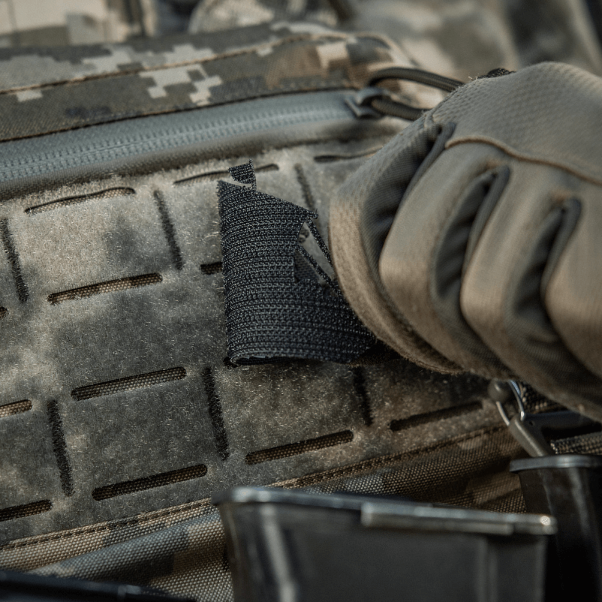 M-Tac Patch Viking Evac monteret på taktisk udstyr i camouflage mønster.