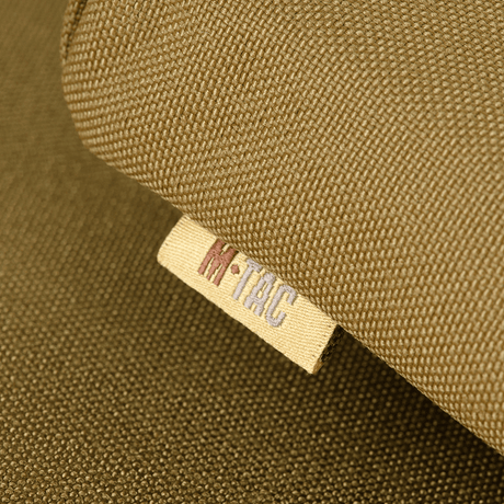 M-Tac Sittunderlag med bältebeslag ARMOR i Cordura 1000D, närbild av märket, idealiskt för skydd mot kyla och fukt.