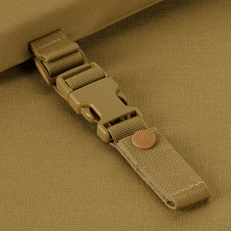 M-Tac Sittunderlag med bältebeslag ARMOR, detaljerat bältebeslag i robust Cordura 1000D, idealiskt för kalla och fuktiga miljöer.