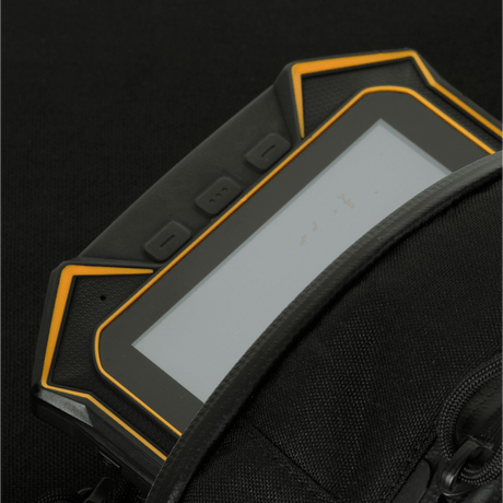 Enhet placerad i M-Tac Sphaera Hardsling Bag Large Elite med Velcro, gjord av slitstarkt Cordura-tyg, sedd i närbild.