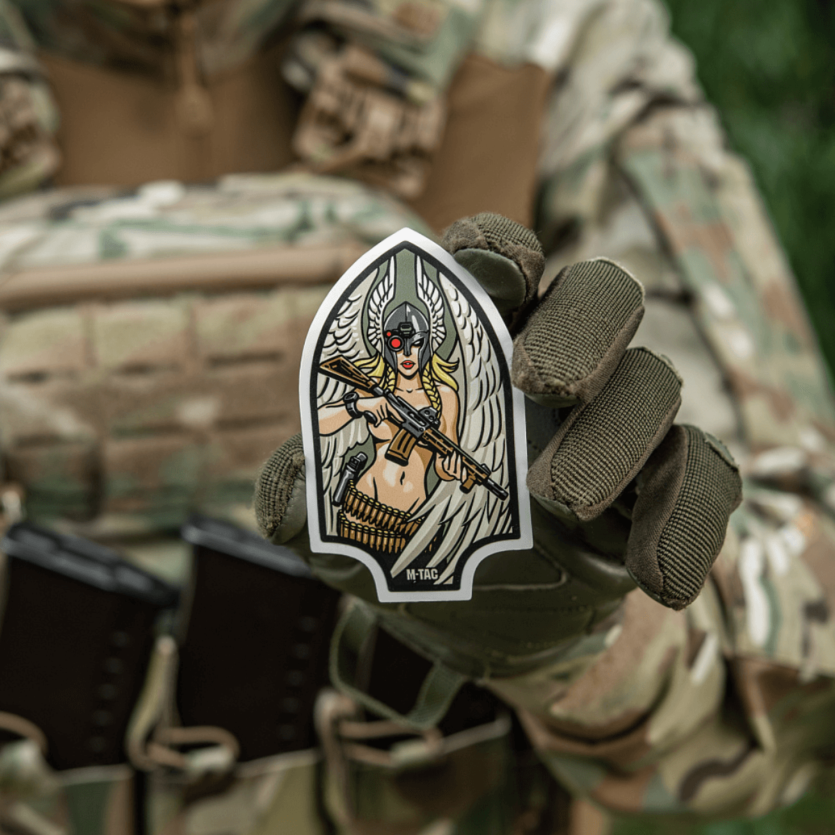 M-Tac Sticker Valkyrie viser krigsgudinden med M4 og hjelm, inspireret af Arrowhead patch fra 2. verdenskrigs First Special Service Force.