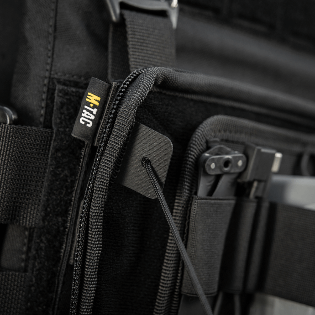 Nærbillede af M-Tac Admin Pouch Large Elite Gen.II i robust Cordura 500D med AquaGuard lynlås og velcro-indlæg til tilbehør.